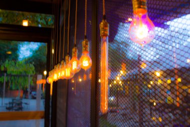 Bokeh imajı olan bir kafenin arka planı bulanık.