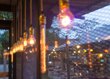 Bokeh imajı olan bir kafenin arka planı bulanık.