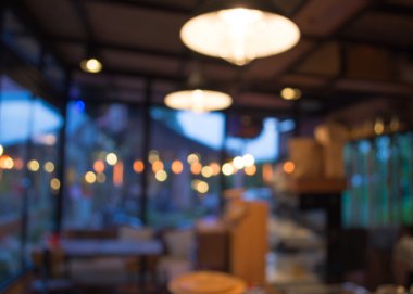Bokeh imajı olan bir kafenin arka planı bulanık.