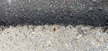 gün içerisinde kaya ile yola asfalt doku