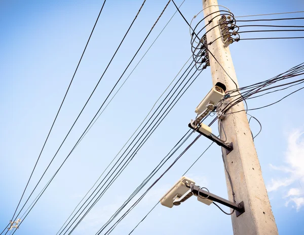 Imagen de la cámara cctv en el poste eléctrico — Foto de Stock