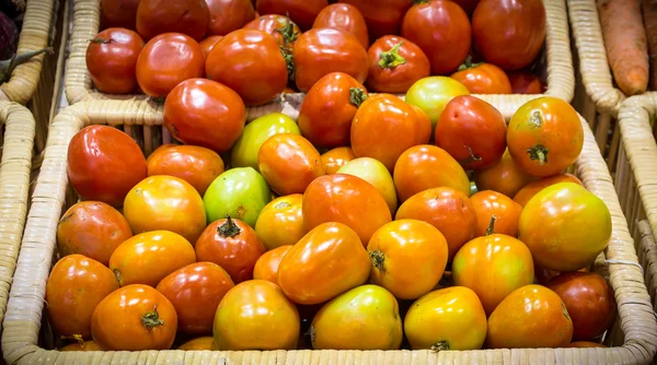 Tomates cosechados en canasta de madera —  Fotos de Stock