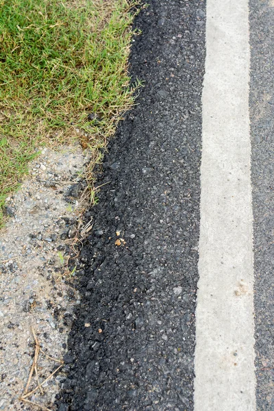 Textura Asfalto Estrada Durante Dia Com Grama Rocha — Fotografia de Stock