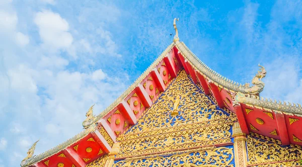 Alter Tempel mit weißen Wolken und blauem Himmel — Stockfoto