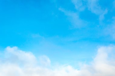 beyaz bulut ve mavi gökyüzü arkaplan resmi.