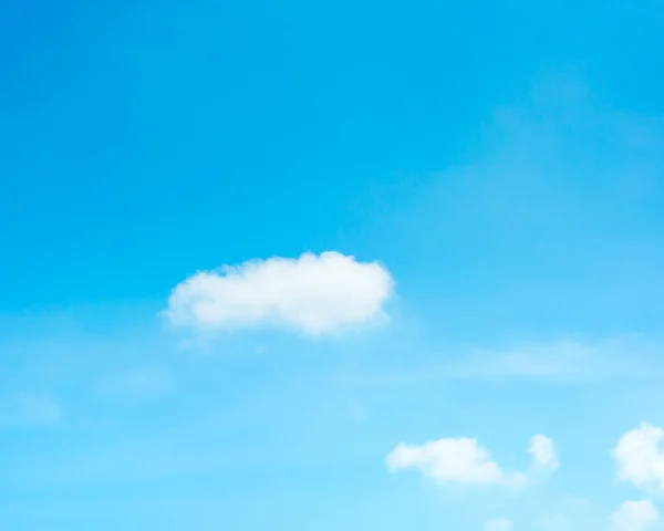 Белое облако и голубое изображение неба — стоковое фото