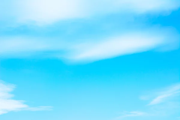 明確な空と白い雲が 日の時間のイメージ — ストック写真
