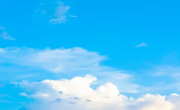 明確な空と白い雲が 日の時間のイメージ — ストック写真