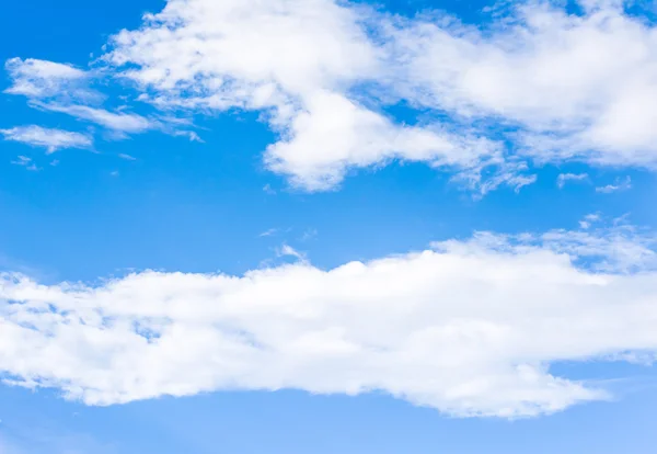 明確な空と白い雲が 日の時間のイメージ — ストック写真