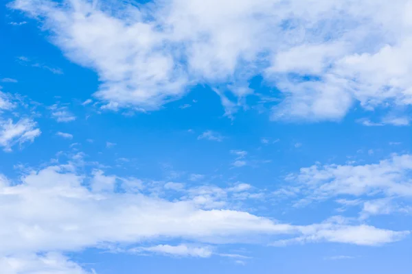 明確な空と白い雲が 日の時間のイメージ — ストック写真