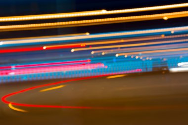 Gece ışıkları hareket soyut resim şehir görüntüde bulanıklık.