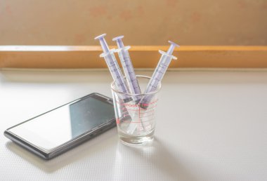 Şırınga ve akıllı telefon  