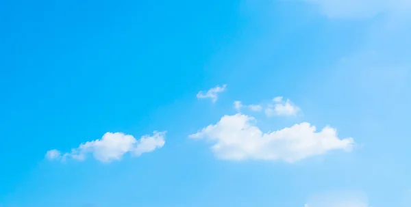 Beyaz Bulut Mavi Gökyüzü Arkaplan Resmi — Stok fotoğraf