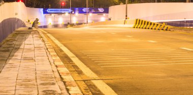 Uzun pozlama görüntü metro tünelinde gidiyor araba ışık.