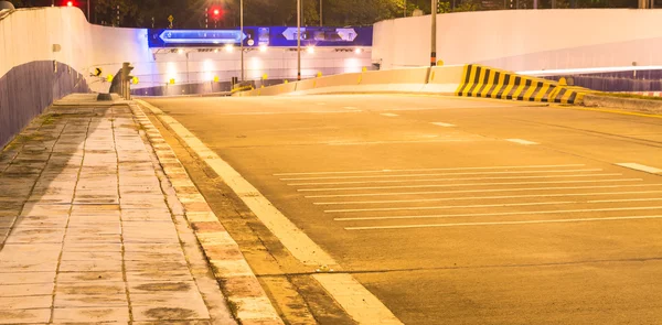 Uzun pozlama görüntü metro tünelinde gidiyor araba ışık.