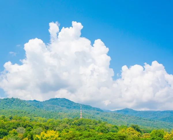 绿色山和天空 — 图库照片