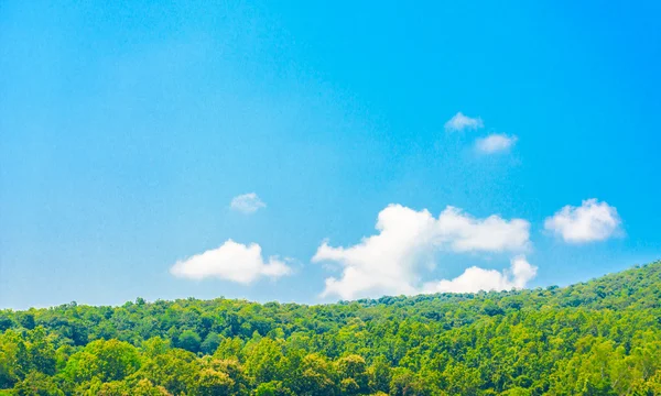 Groene heuvel en hemel — Stockfoto