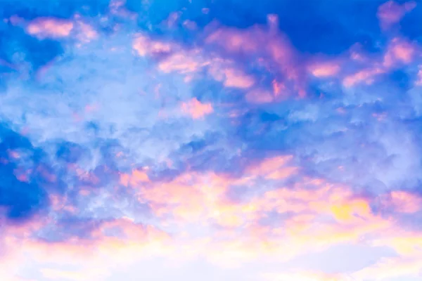 Vit moln och blå himmel bakgrund bild — Stockfoto