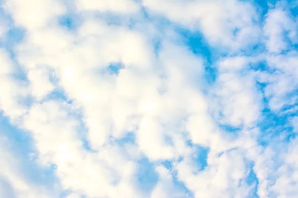 Açık Gökyüzü Beyaz Bulutlar Gün Zamanında Görüntüsünü — Stok fotoğraf