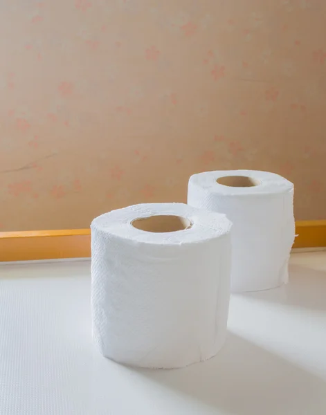 Bilden av dubbla rullar toalettpapper — Stockfoto