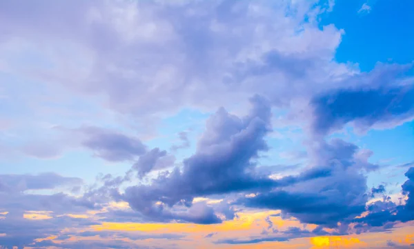 Mörka färgglada stormigt molnigt himlen foto som bakgrund — Stockfoto