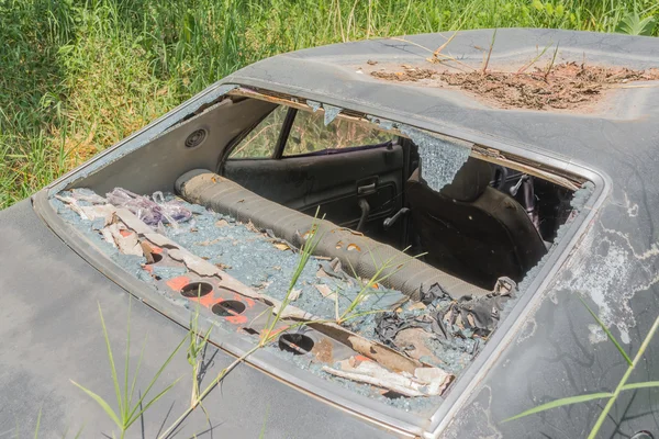 Coche viejo sucia con ventana rota — Stok fotoğraf