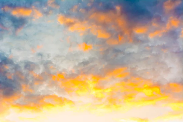 Nube blanca y cielo azul imagen de fondo —  Fotos de Stock