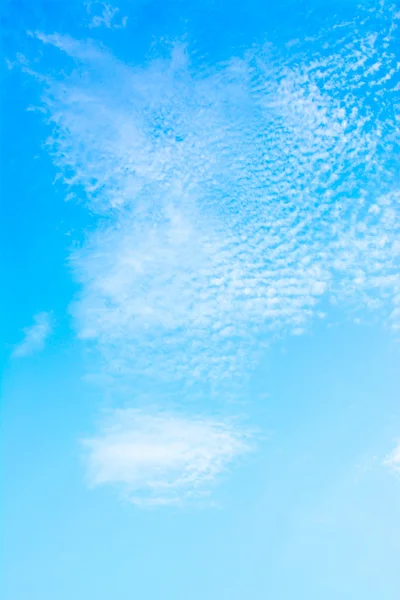 Açık Gökyüzü Beyaz Bulutlar Gün Zamanında Görüntüsünü — Stok fotoğraf