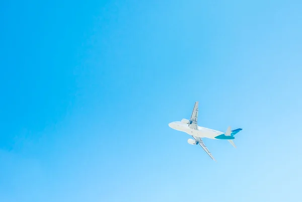 Flygplan i moln bakgrund. — Stockfoto