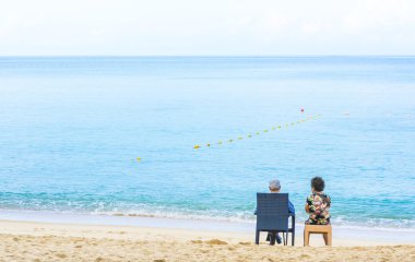  Ufukta bakarak sahilde oturan Çift