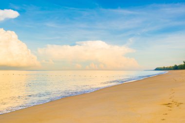 mavi deniz ve bulutlu mavi gökyüzü ele.