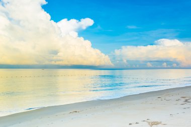 mavi deniz ve bulutlu mavi gökyüzü ele.