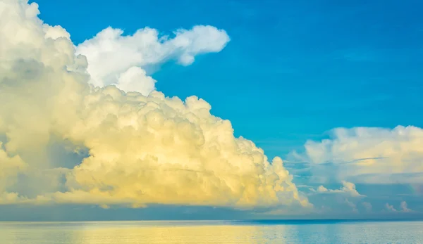 Blå havet och molnig himmel över det. — Stockfoto