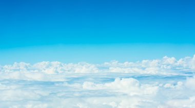 beyaz bulut ve mavi gökyüzü arkaplan resmi