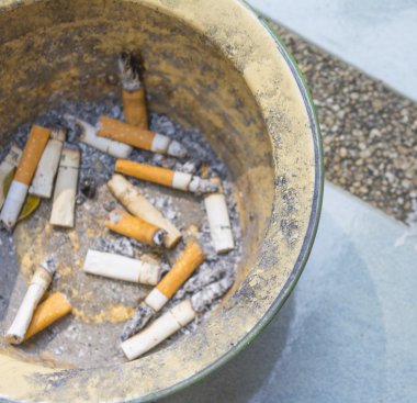 Sigara çöp çelik kase görüntüsünü.