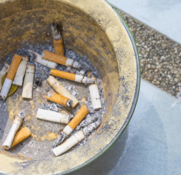 Sigara çöp çelik kase görüntüsünü.