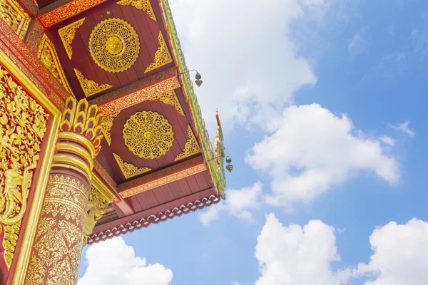 Templo velho com nuvem branca e céu azul . — Fotografia de Stock