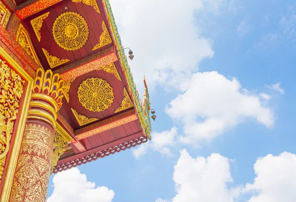 Antiguo templo con nube blanca y cielo azul . —  Fotos de Stock