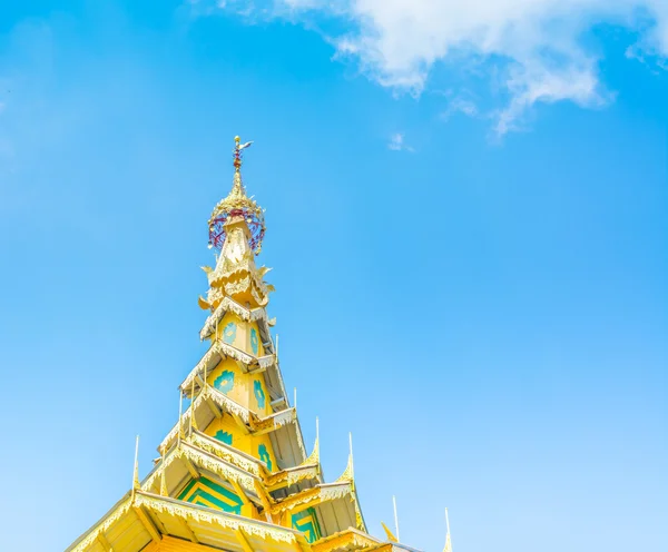 Oude tempel met witte wolk en blauwe hemel. — Stockfoto