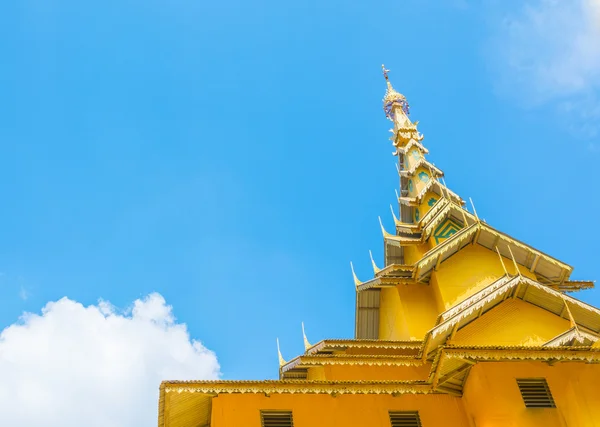 Antiguo templo con nube blanca y cielo azul . —  Fotos de Stock