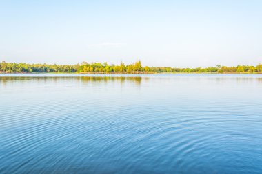 Sal ve mavi gökyüzü