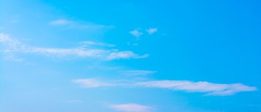 beyaz bulut ve mavi gökyüzü arkaplan resmi.