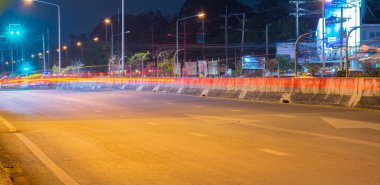 Tayland sokakta uzun pozlama fotoğraf ışık rotaları .