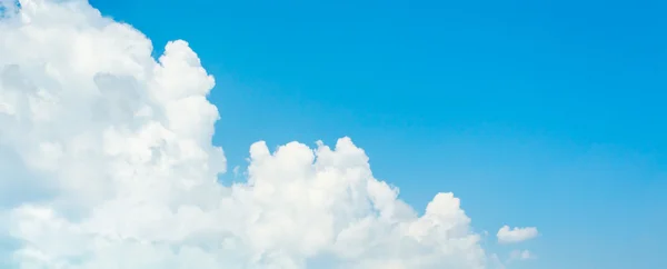 Белое Облако Голубое Изображение Неба — стоковое фото