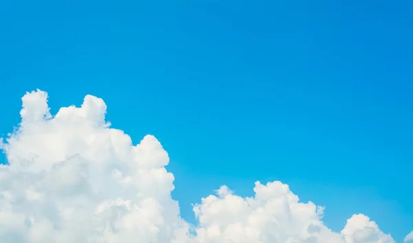 Λευκό Σύννεφο Και Μπλε Ουρανό Φόντο Εικόνα — Φωτογραφία Αρχείου