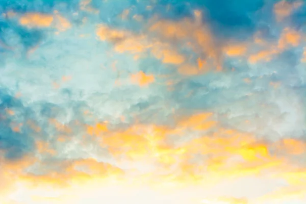 Nube blanca y cielo azul imagen de fondo —  Fotos de Stock