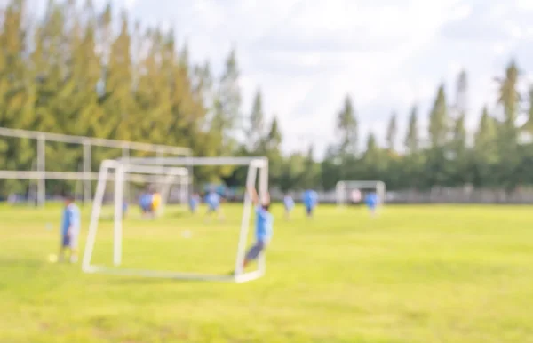 日の時間のイメージの学校でサッカーのフィールドのショットをぼかし — ストック写真