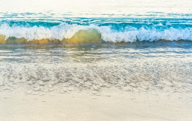 yavaş hız çekim mavi deniz ve kum.