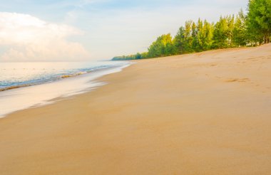 mavi deniz ve bulutlu mavi gökyüzü ele.