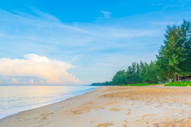 mavi deniz ve bulutlu mavi gökyüzü ele.